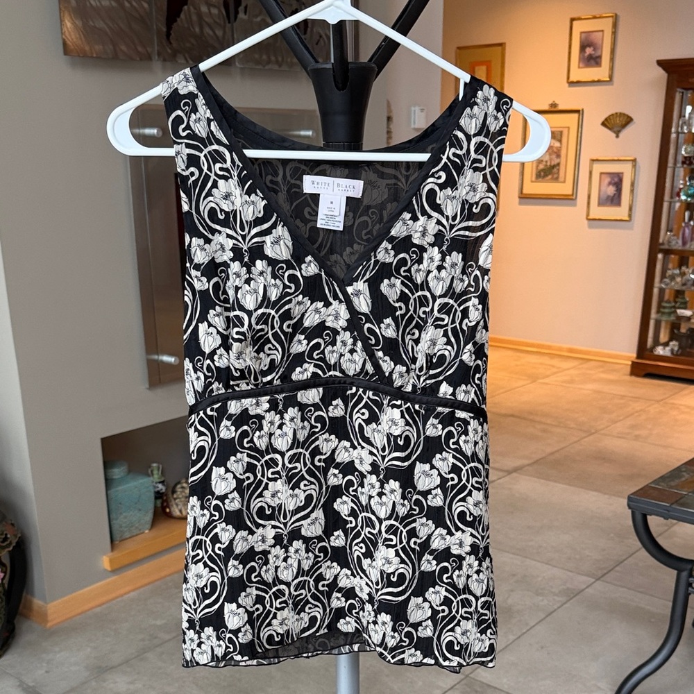 White House Black Market Black & White Floral V-Neck Tank Blouse sz M